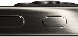 صورة جانبية لجهاز iPhone 15 Pro بتصميم من التيتانيوم تعرض أحد زري مستوى الصوت وزر الإجراءات