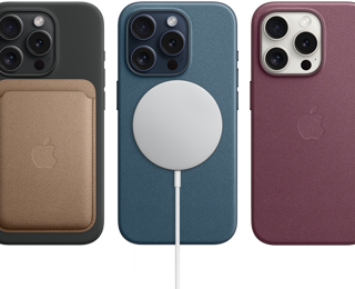 iPhone 15 يعرض حافظة iPhone 15 من السيليكون مع MagSafe، ومحفظة من نسيج محبوك مع MagSafe، وشاحن MagSafe، وبطارية MagSafe الخارجية.