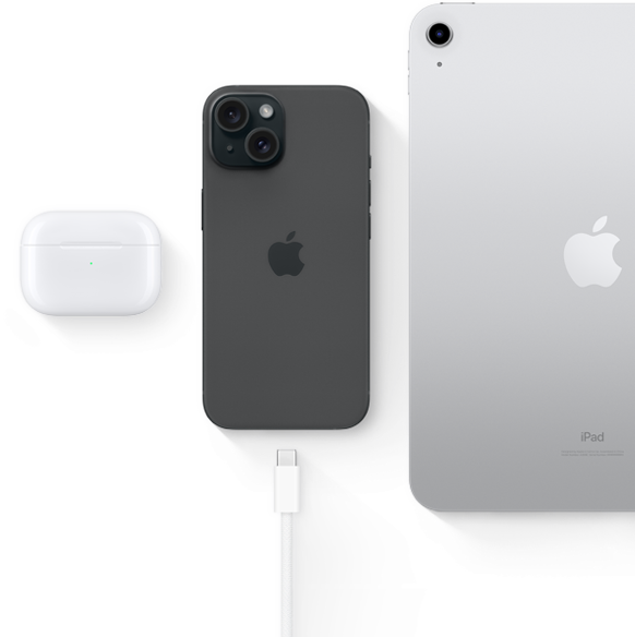 iPhone 15 مع موصل USB-C يبيّن إمكانية استخدام الموصل نفسه مع AirPods Pro وiPad‏