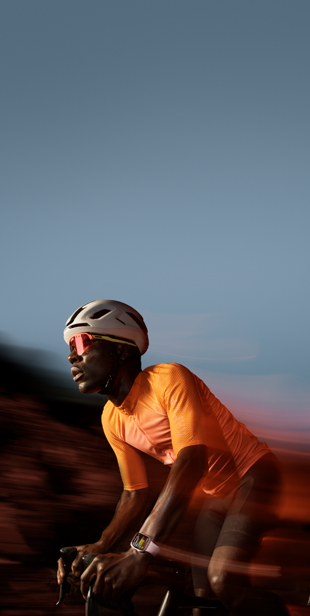 صورة لشخص يركب دراجة مرتدياً ساعة Apple Watch Series 9.‏