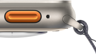 صورة لساعة Apple Watch Ultra 2 تُظهر زر إجراءات باللون البرتقالي وإطاراً صلباً من التيتانيوم