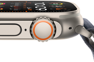 صورة لساعة Apple Watch Ultra 2 تُظهر تميزها بإطار صلب من التيتانيوم، وشاشة مسطحة، وتاج رقمي، وزر جانبي