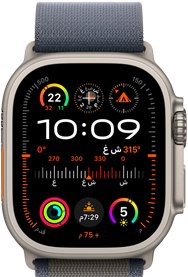 صورة لساعة Apple Watch Ultra 2 تظهر فيها مع حزام Loop ألباين باللون الأزرق، وتعرض واجهة الساعة التي تجمع إضافات تشمل قياسات GPS، ودرجة الحرارة، والبوصلة، والارتفاع، واللياقة