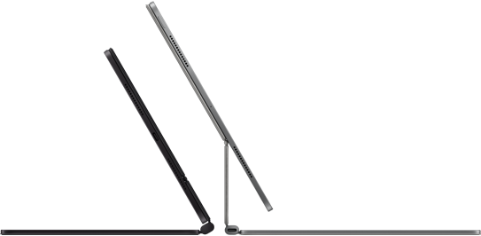 اثنتان من لوحات مفاتيح ماجيك متصلتان بجهاز iPad Pro ومعروضتان ظهراً لظهر باللونين الأسود الفلكي والفضي