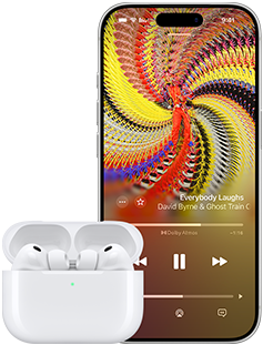 ‏سماعات AirPods Pro 3 في علبة شحن MagSafe‏، iPhone 17 Pro، تطبيق Apple Music يشغّل أغنية Everybody Laughs للفنان David Byrne وGhost Train Orchestra‏